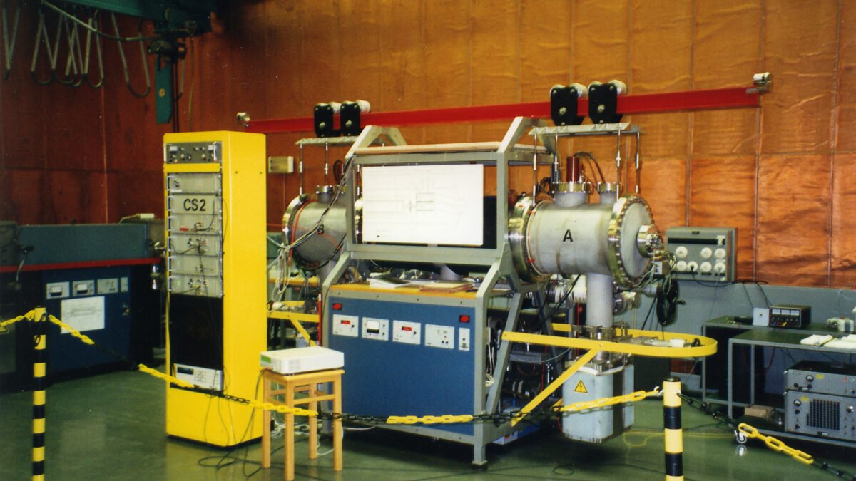 The CS2 caesium-beam atomic clock at PTB in Braunschweig, Germany: a long steel vacuum tube on a frame beside a yellow electronics rack labelled CS2
